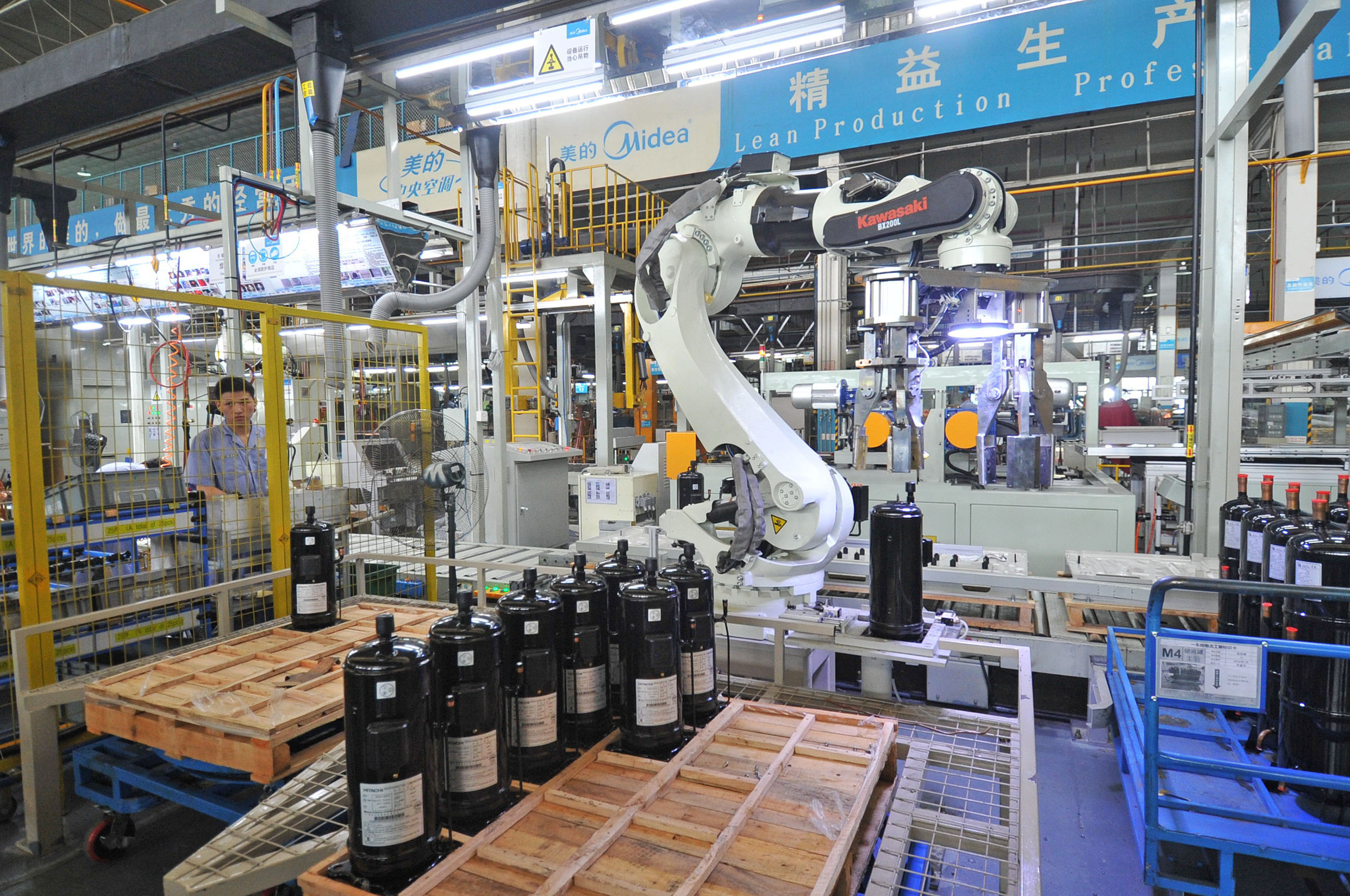 智能机器人广泛应用在美的空调生产线上.戴嘉信 摄