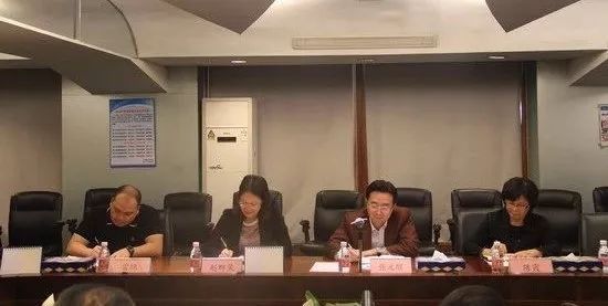 调研组认真倾听企业的汇报。 调研组认真倾听企业的汇报。