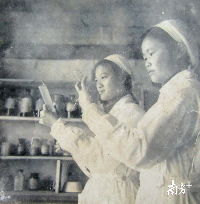 卢丽卿（右）后来成为了一名护士。