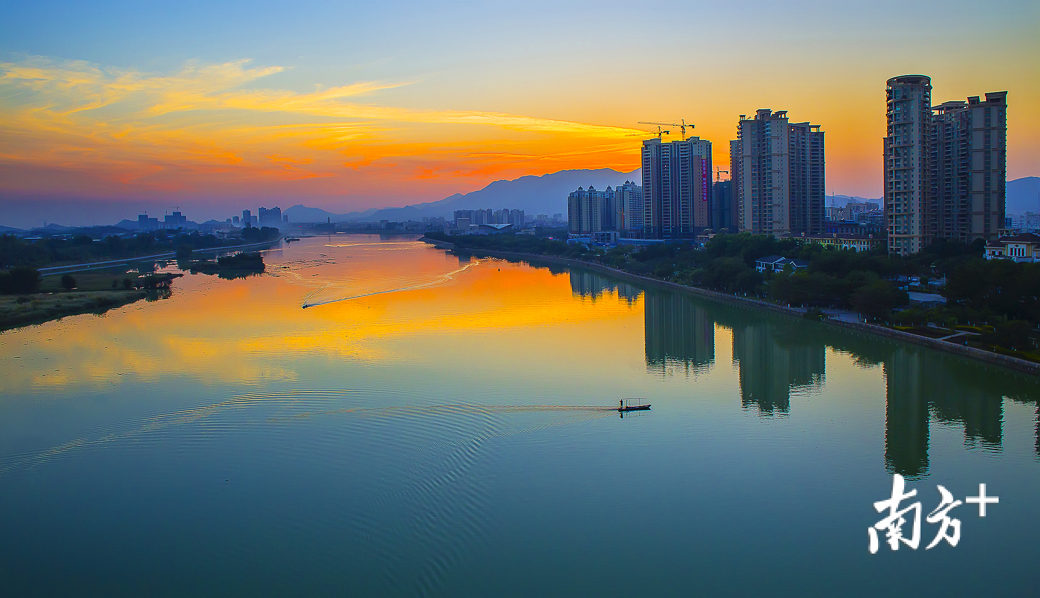 夕阳下的河源市区东江河段充满诗情画意  黄赞福 摄