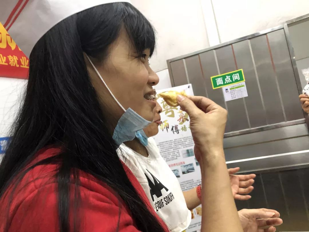 品尝自制新鲜出炉的点心 品尝自制新鲜出炉的点心