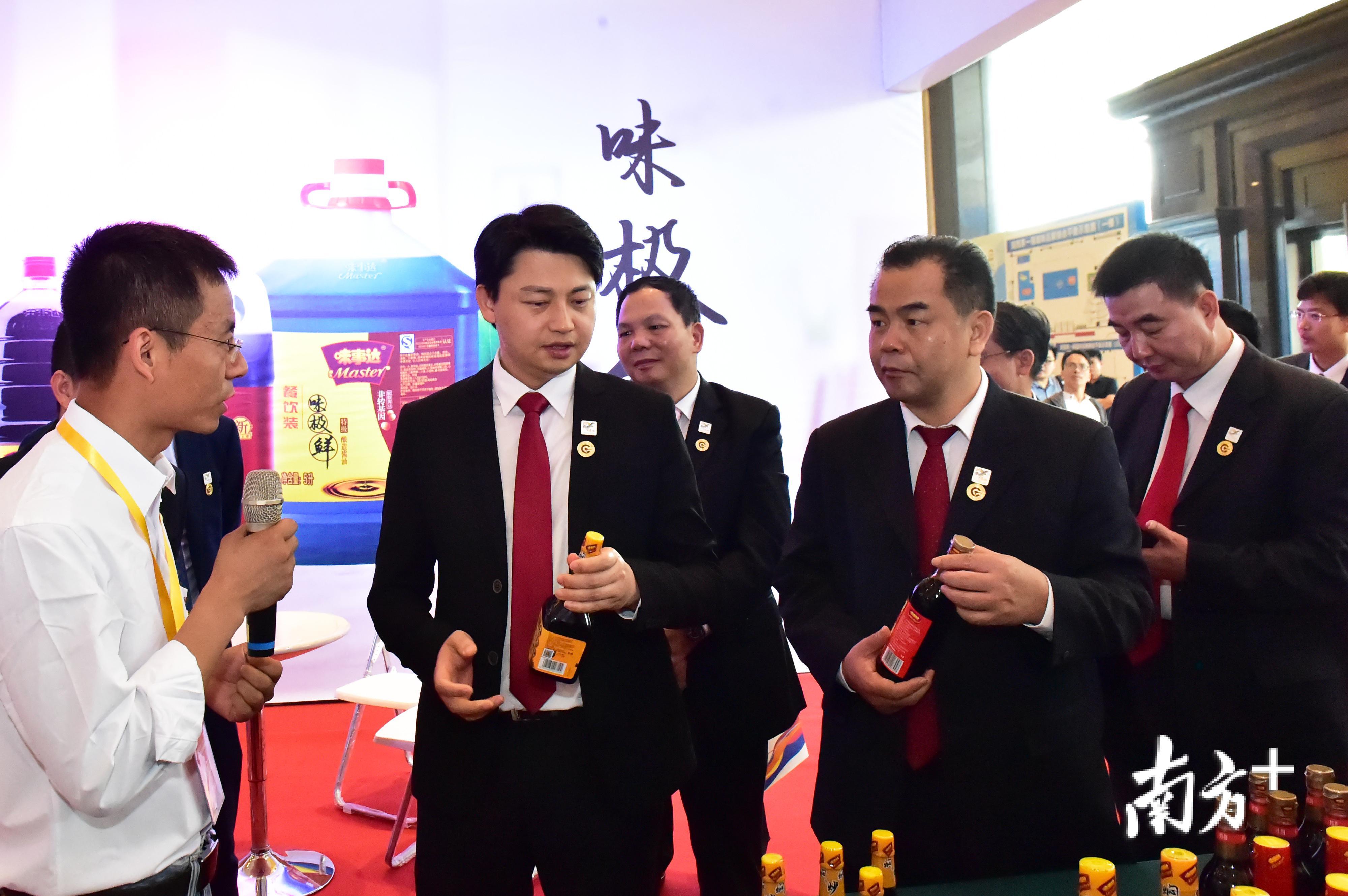 阳江市委常委、阳西县委书记孙波, 阳西县委副书记、县长谭忠健参观展销会。 阳江市委常委、阳西县委书记孙波, 阳西县委副书记、县长谭忠健参观展销会。