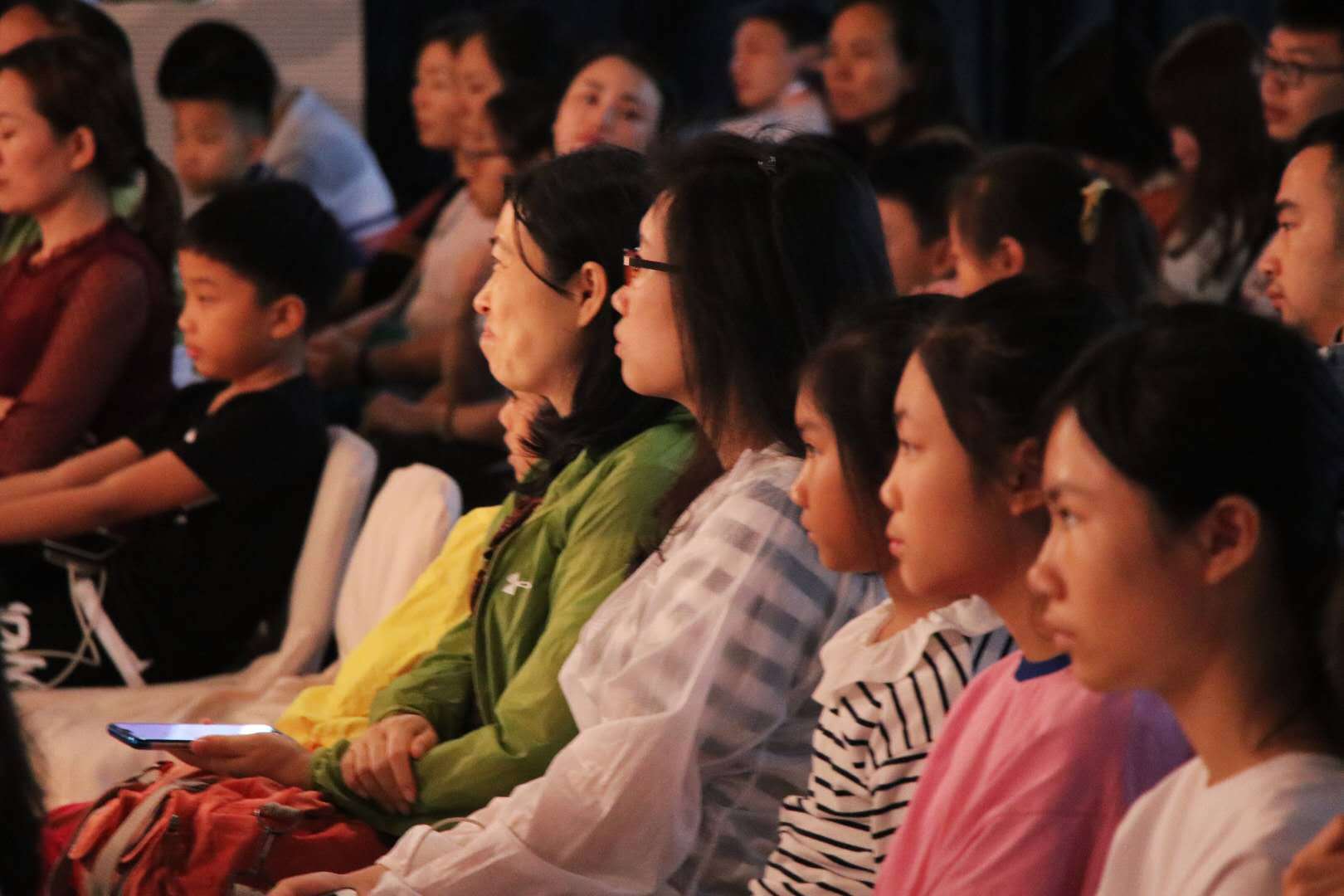 观众在认真听讲（龚艺超摄）
