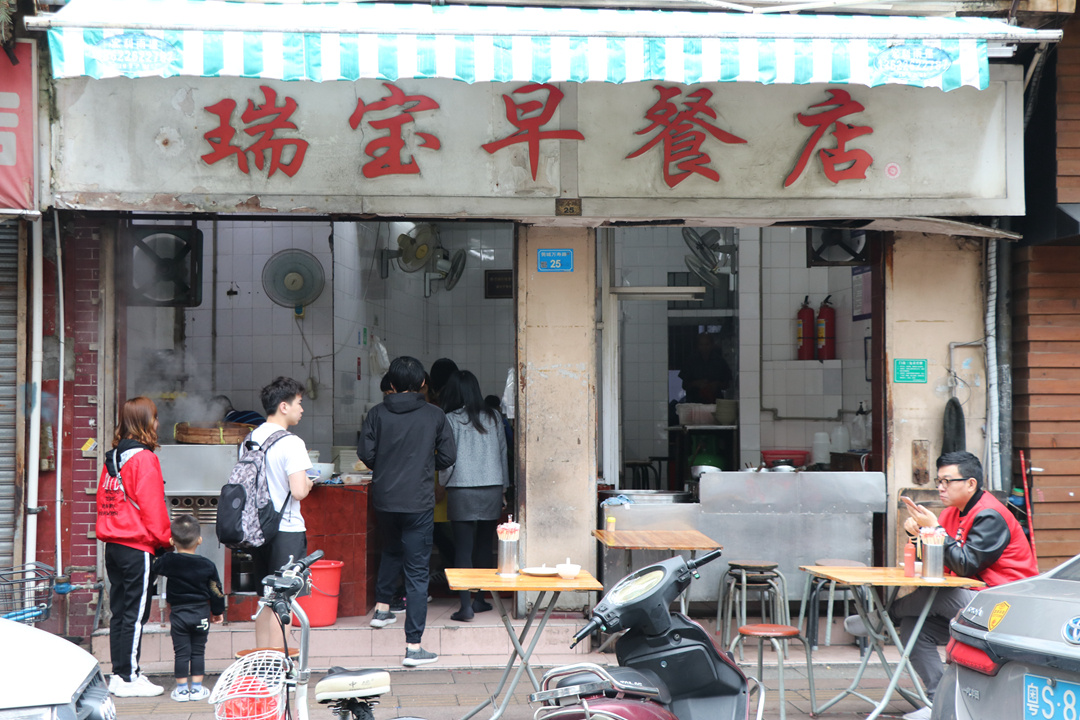 到11点之前，老店的人流总是络绎不绝。李彤晖摄