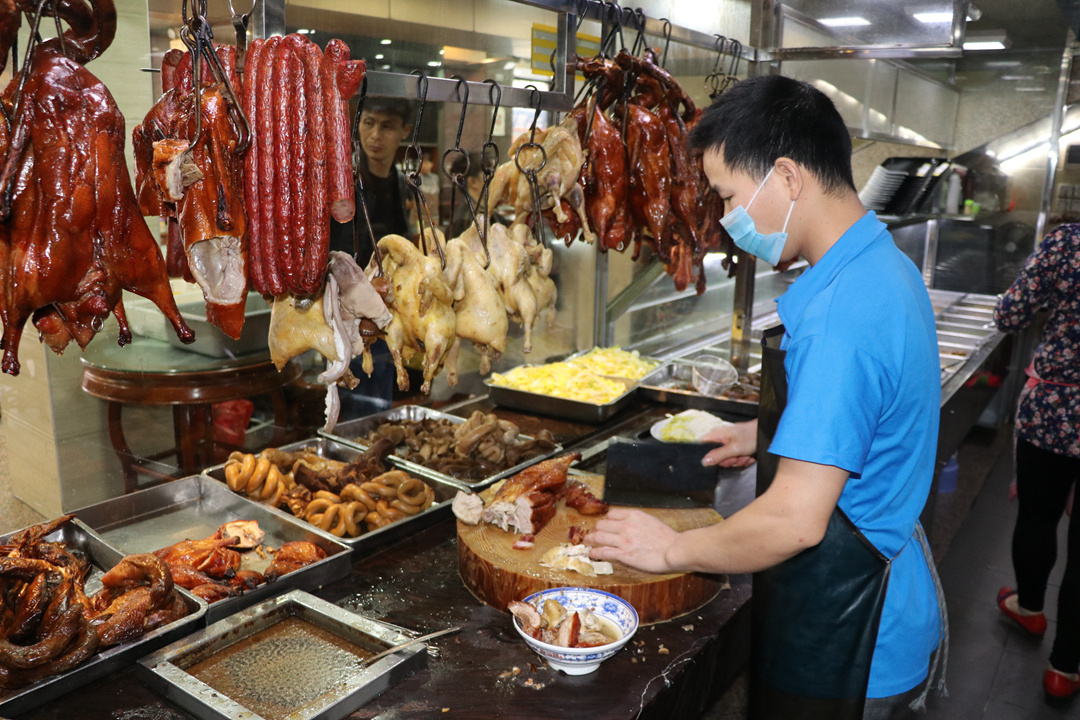 每天清晨，当很多人还在睡梦中，早餐店的厨师已开始忙碌。  
