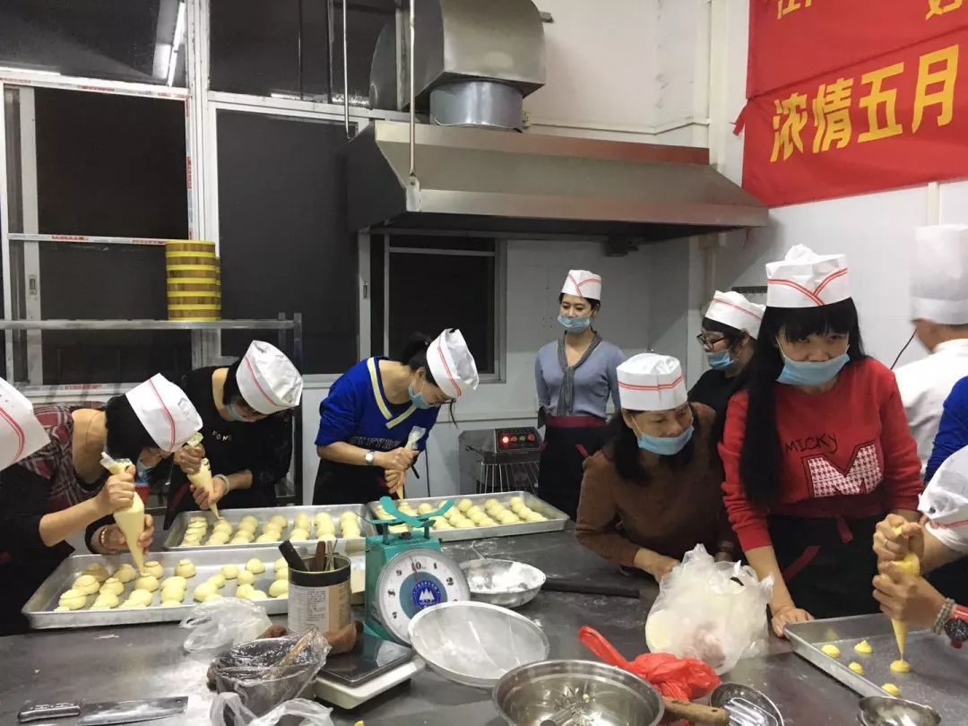 学员们实操中 学员们实操中