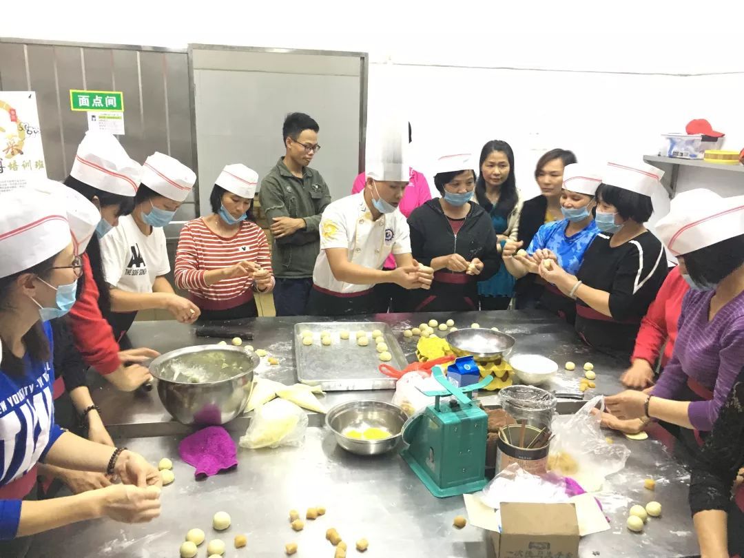 吴老师指导学员们操作 吴老师指导学员们操作