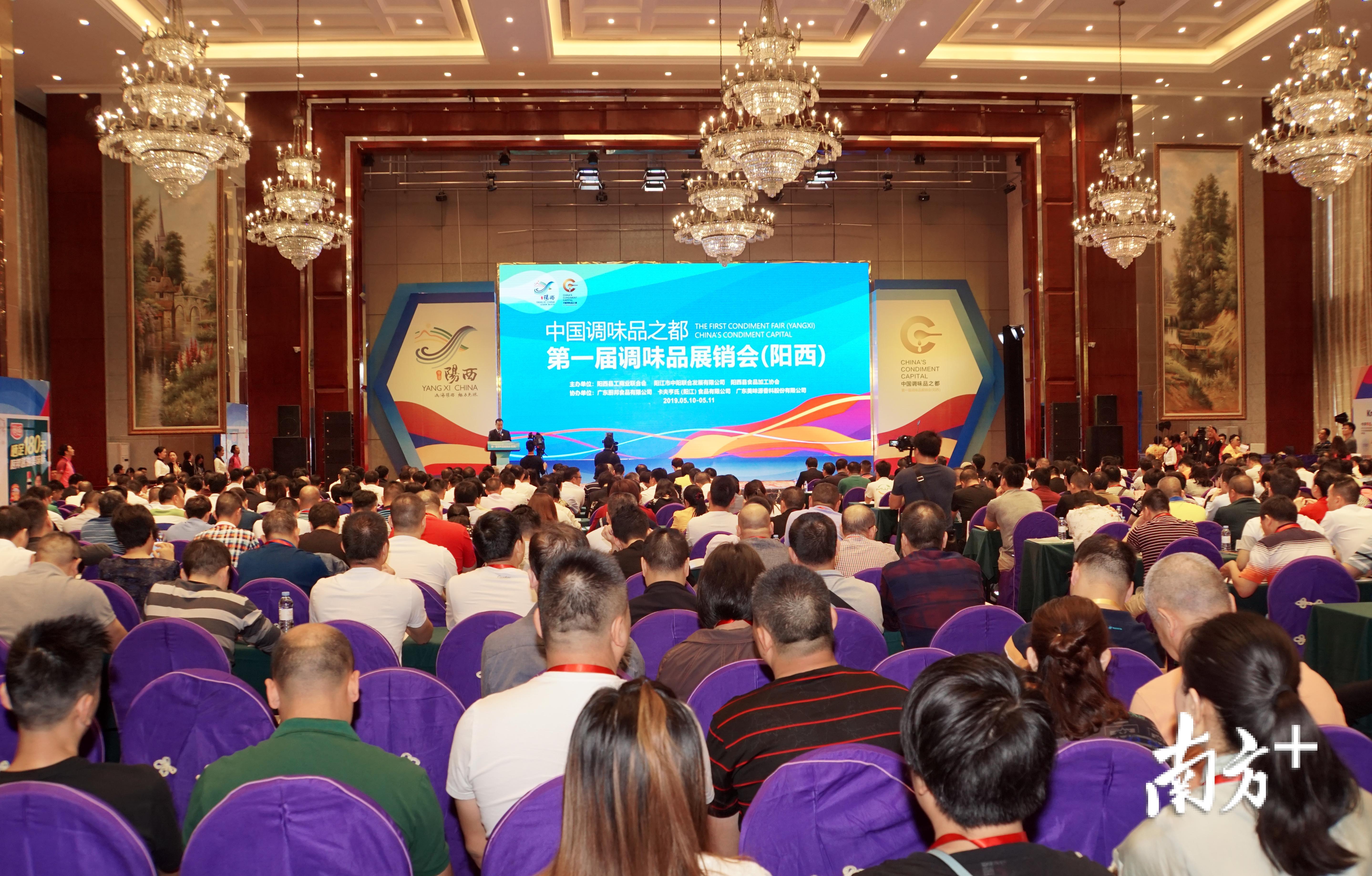 展销会共吸引国内外400多家食品行业生产商和经销商前来参展洽谈。 展销会共吸引国内外400多家食品行业生产商和经销商前来参展洽谈。