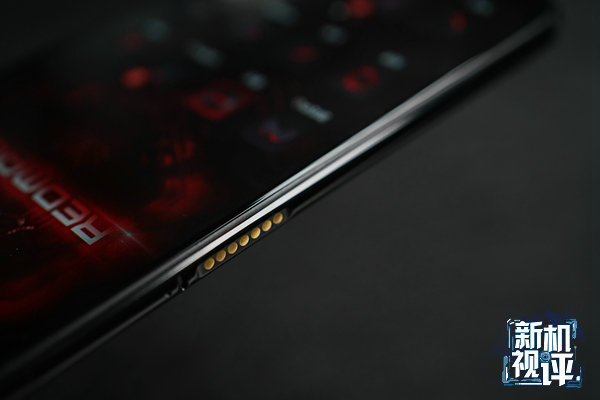 红魔3创新性的设计了侧边红魔3电竞魔盒接口,方便用户外接3.5mm耳机、充电线、网线等扩展设备,充分释放横屏后的侧边操控空间,充电线、耳机线不再碍手碍脚。 红魔3创新性的设计了侧边红魔3电竞魔盒接口,方便用户外接3.5mm耳机、充电线、网线等扩展设备,充分释放横屏后的侧边操控空间,充电线、耳机线不再碍手碍脚。