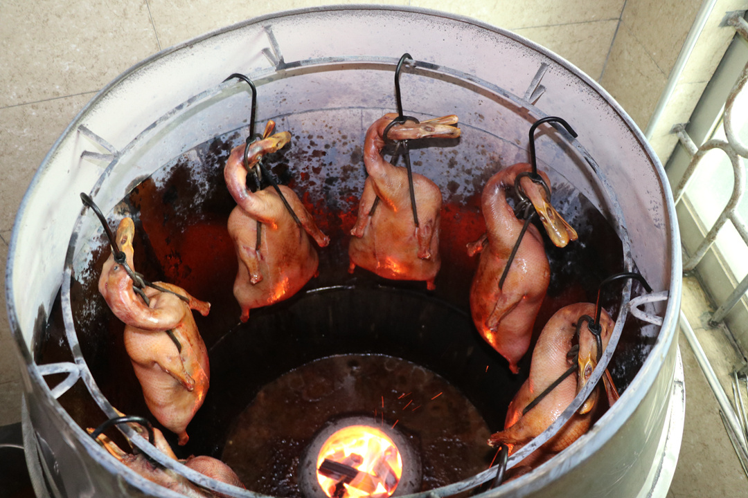 据了解，用碳烤制能更好的保证烧鹅的风味。  李彤晖摄