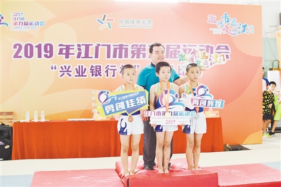 鹤山代表团柯梓振(中)获得男子甲组自由体操项目第一名。 鹤山代表团柯梓振(中)获得男子甲组自由体操项目第一名。