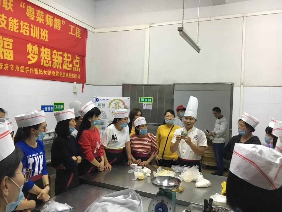 学员们正认真学习 学员们正认真学习