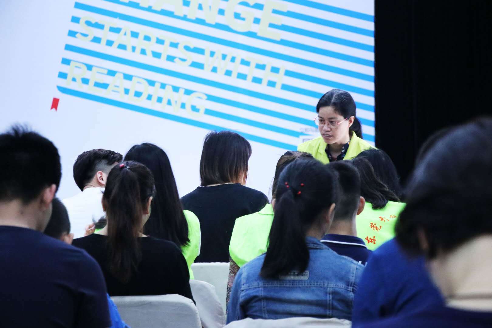 志愿者协助现场观众（龚艺超摄）