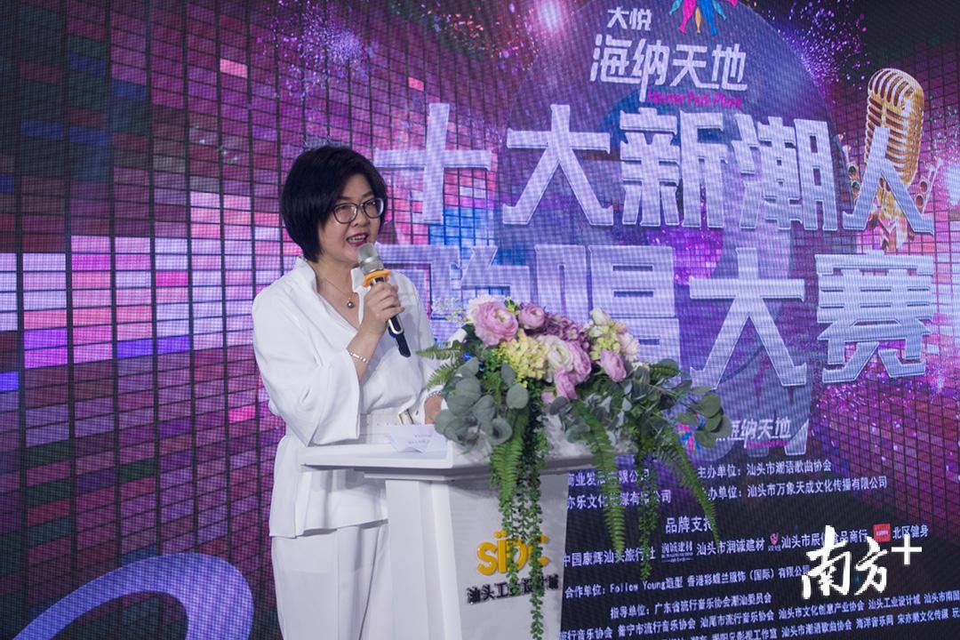 汕头市潮语歌曲协会主席方少珊致辞。