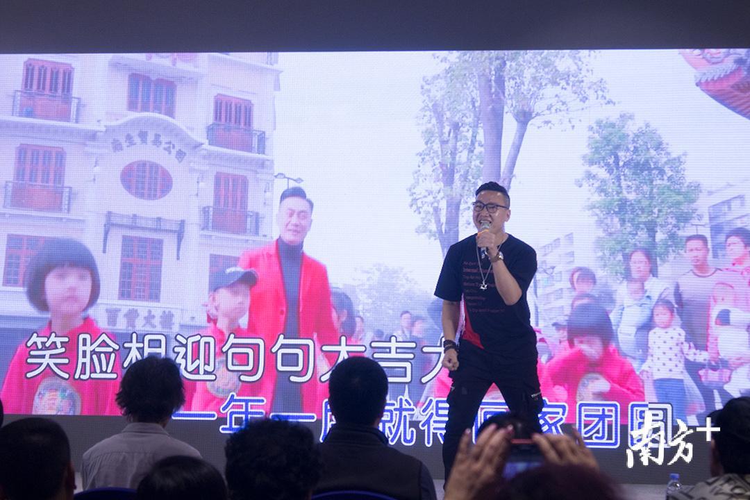 歌手吴森丰演唱潮语歌曲《万事胜意》。