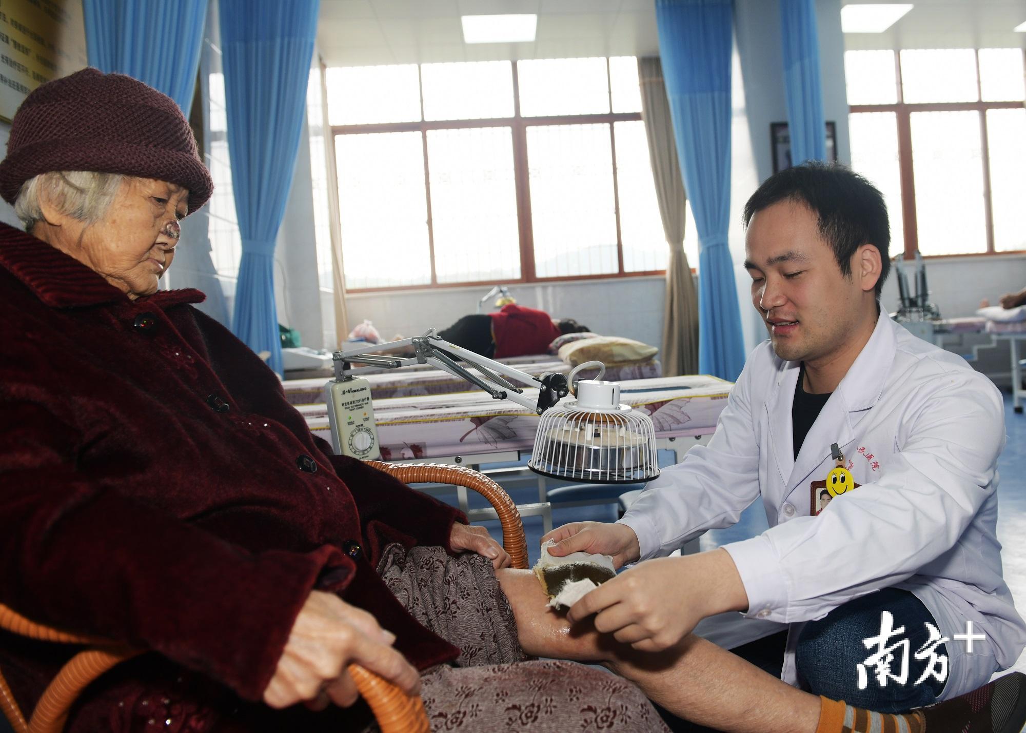 松口镇中心卫生院“五星级中医馆”内,92岁的村民李佐兰正在接受中药热敷治疗。 松口镇中心卫生院“五星级中医馆”内,92岁的村民李佐兰正在接受中药热敷治疗。