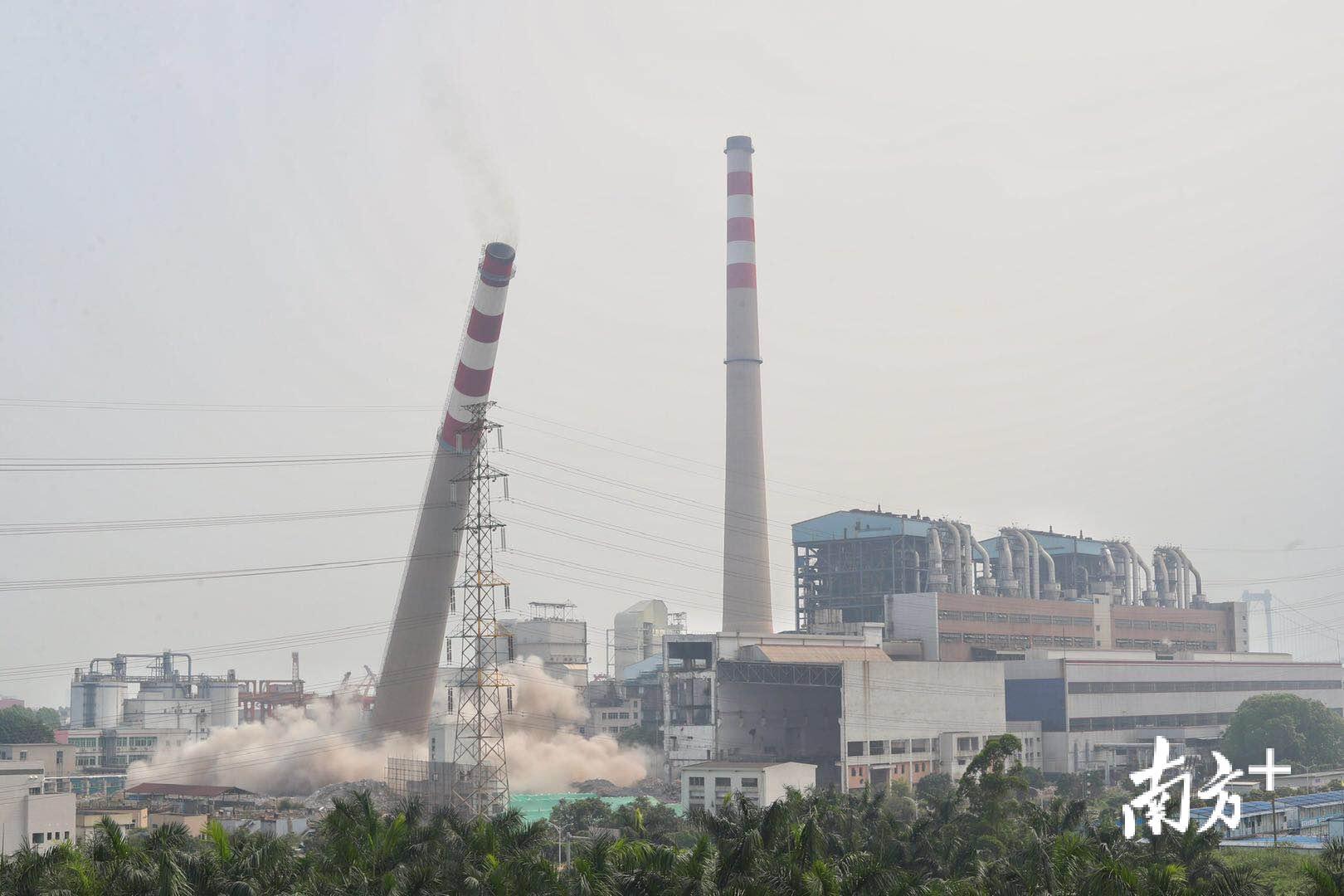 180米高的烟囱轰然倒下。 180米高的烟囱轰然倒下。