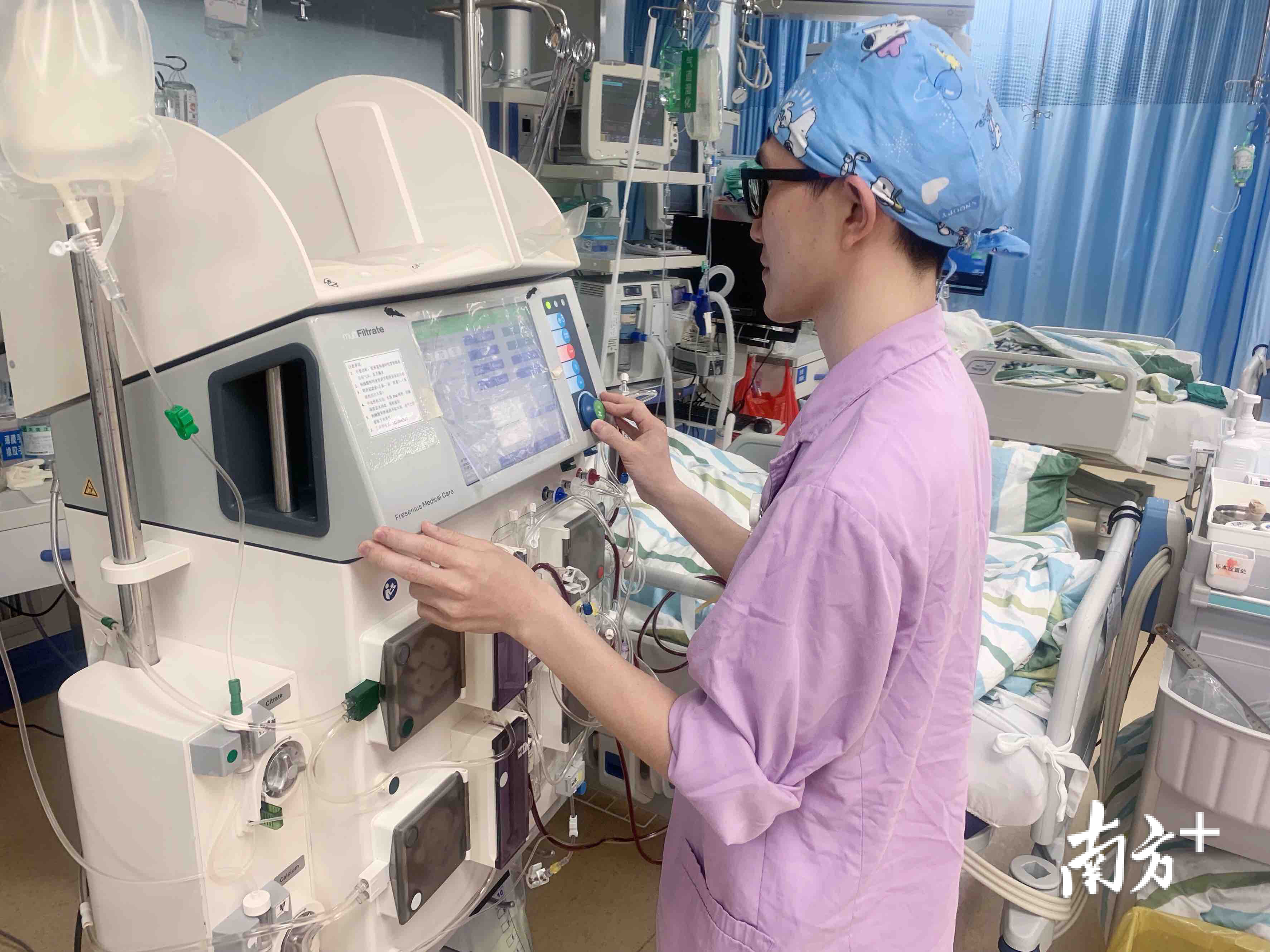 江门市中心医院重症监护科护士梁震安正在操作费森尤斯血透机为病患进行血液透析。受访者提供