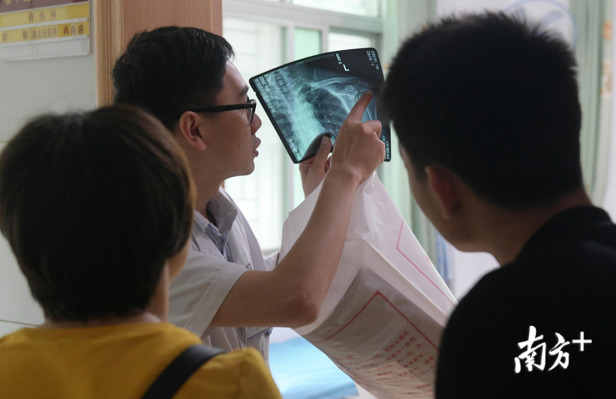 梅县区中医医院骨伤科内,医生正在耐心接受患者咨询。 梅县区中医医院骨伤科内,医生正在耐心接受患者咨询。