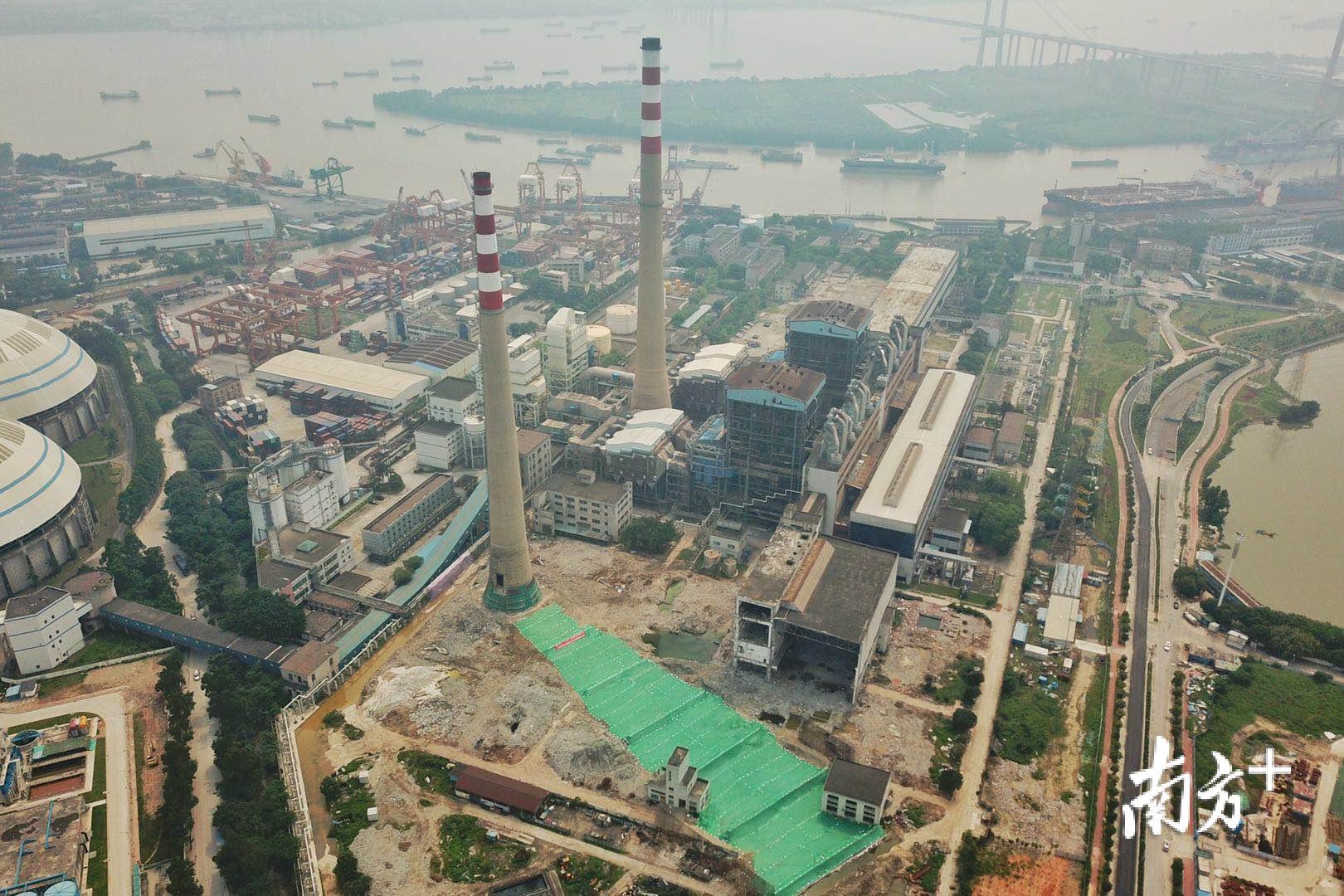 爆破前高耸的烟囱。 爆破前高耸的烟囱。