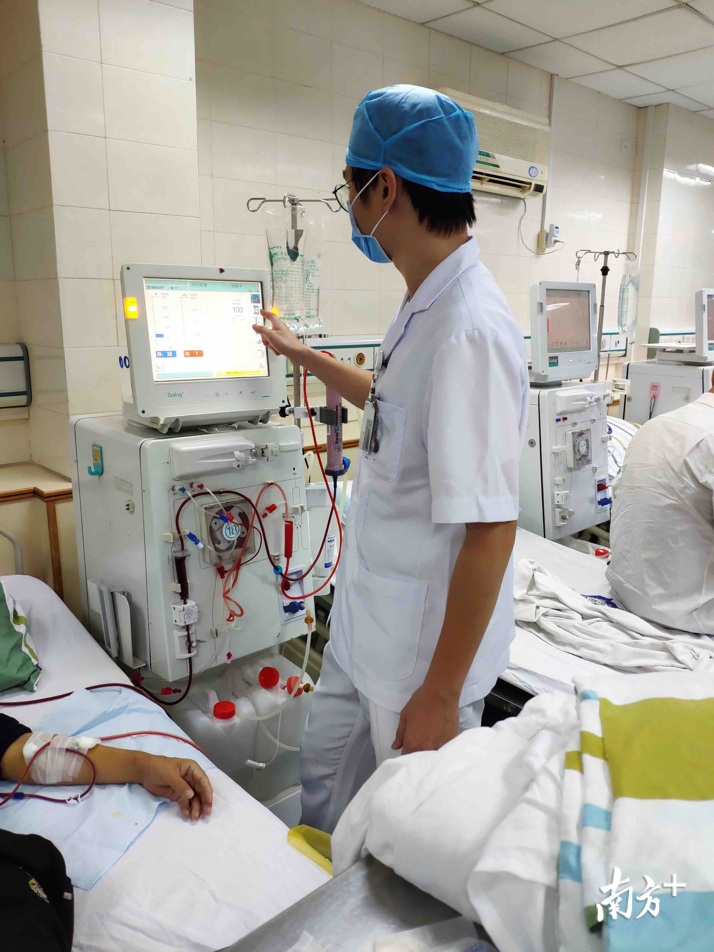 江门市中心医院人工肾科护士陈泉宇正在为患者进行血液透析。受访者提供