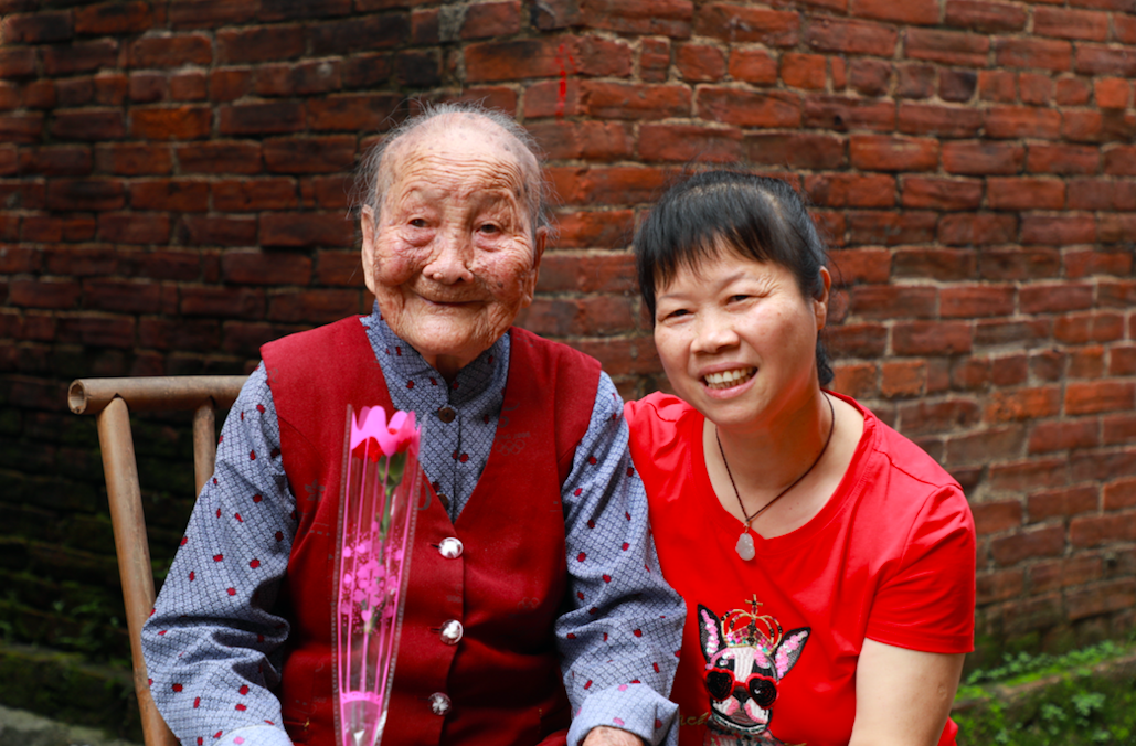 视频肇庆百岁老人的母亲节