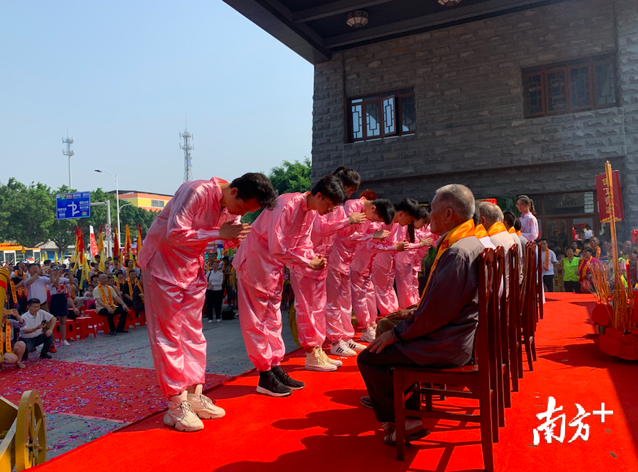 青年制砚人向端砚老艺人行拜师礼。