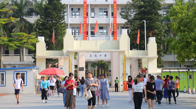 千余市民走进东莞中学 感受莞邑百年名校风采