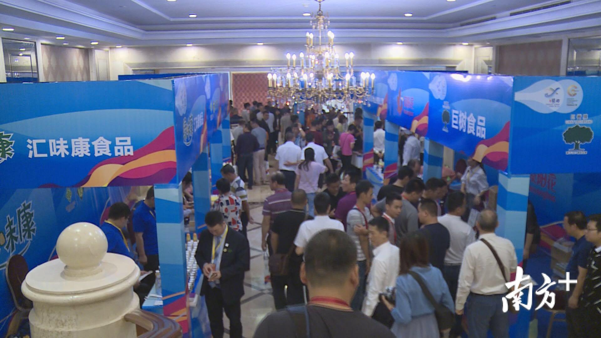 展销会现场人潮涌动,气氛热烈。 展销会现场人潮涌动,气氛热烈。