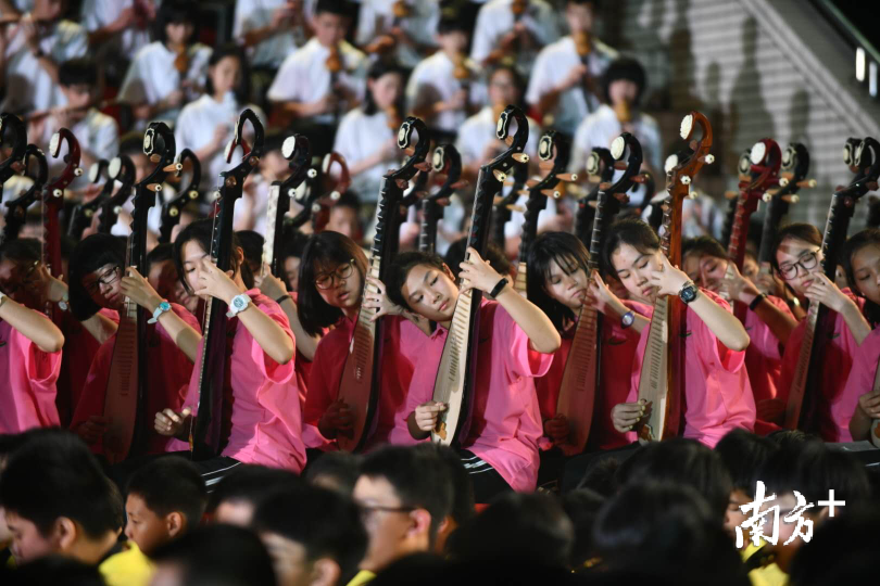 每个学生都能择其所好，选择一门乐器进行学习，让音乐陪伴学生的成长。