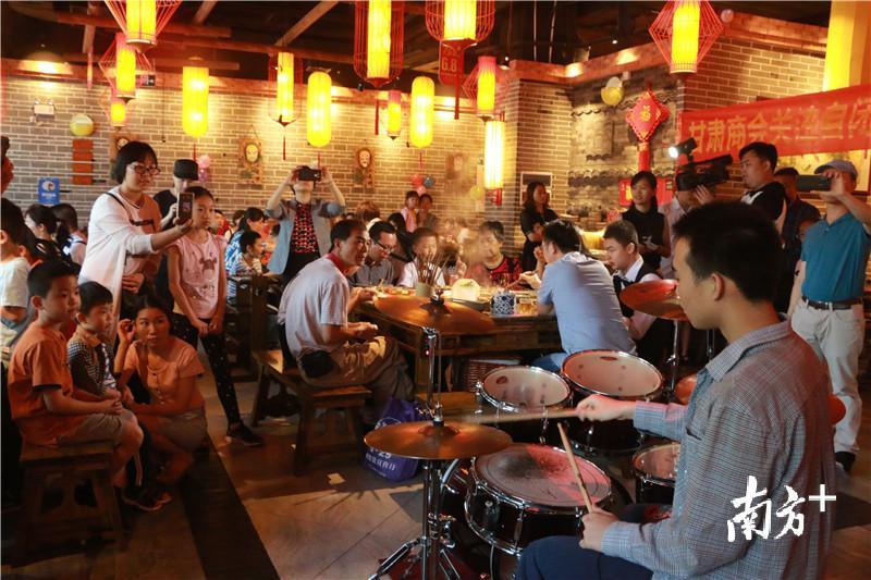 自闭症儿童在融合交流活动中表演才艺。黄烨倩 摄 自闭症儿童在融合交流活动中表演才艺。黄烨倩 摄