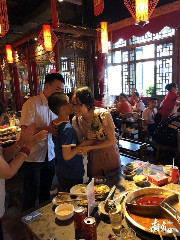 自闭症儿童为母亲献花。图片来自于江门市特殊教育学校 自闭症儿童为母亲献花。图片来自于江门市特殊教育学校