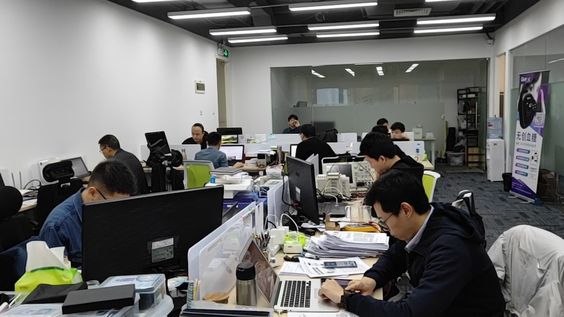 目前，何耀威的团队入驻位于深圳福田的粤港澳青年创新创业工场。