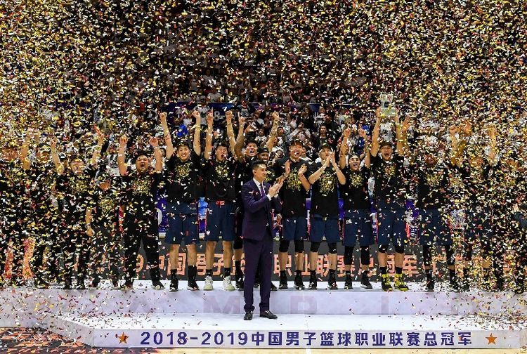 图为5月3日,广东队主教练杜峰(前中)带领队员在颁奖仪式上庆祝夺冠.