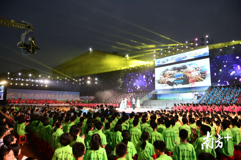 南海实验中学器乐节2000人同台演奏，“六个一工程”铺就南实学子幸福底色。