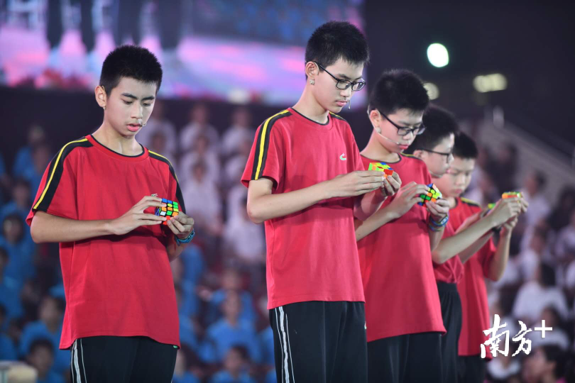 魔方表演、英语趣配音等展现的是南实高质量的特色课程。