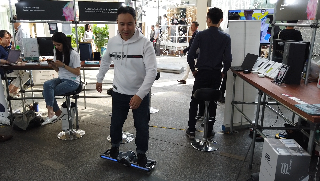 香港科技园，香港创客马松祺参加路演展览，演示公司产品。