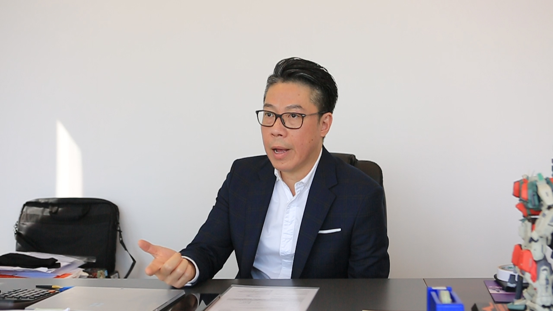 香港人何耀威来到深圳创业，研发无创血糖测试。