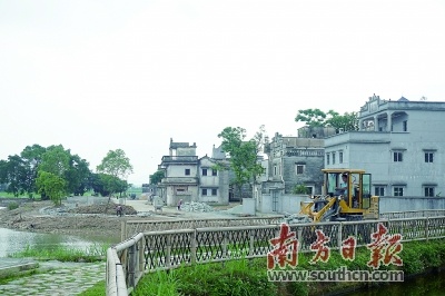 水塘边违建的鸡舍、猪栏已经被清拆干净，祖宅的美丽村貌、古朴碉楼得以展现。郑琦 摄