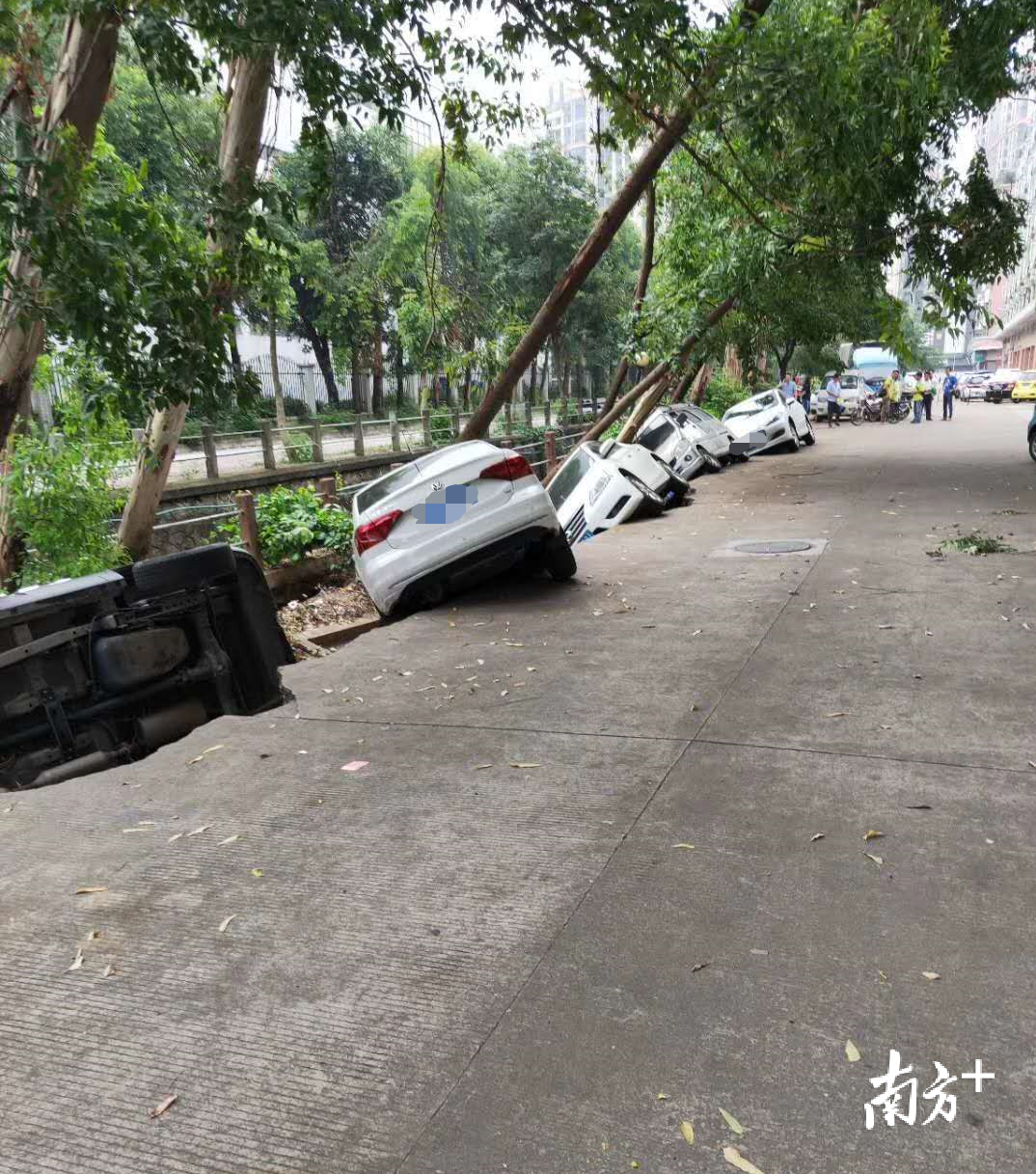 塌陷路段长约三十米，有6台车辆受损。南方+网友“大基尾”供图