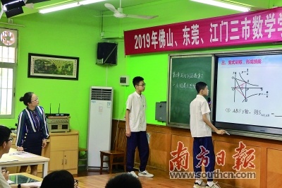 打破“满堂灌”的传统教育方式,郑娟馥推行课堂改革,让学生成为课堂的“主角”。 打破“满堂灌”的传统教育方式,郑娟馥推行课堂改革,让学生成为课堂的“主角”。