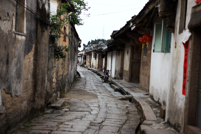 ▲龙湖古镇的寻常巷陌常可瞥见屋顶嵌瓷 ▲龙湖古镇的寻常巷陌常可瞥见屋顶嵌瓷