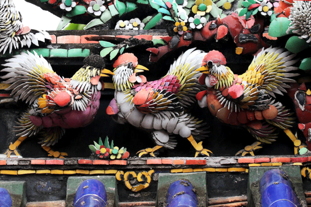 ▲鸡通“吉”,是潮州嵌瓷较多采用的意象 ▲鸡通“吉”,是潮州嵌瓷较多采用的意象