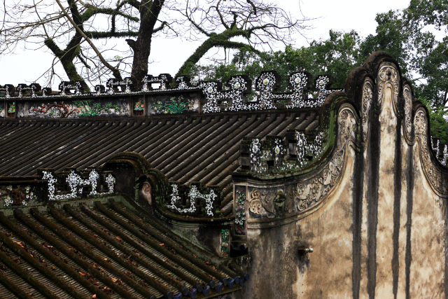 ▲韩文公祠使用白色嵌瓷及梅兰竹菊,象征韩愈的品格 ▲韩文公祠使用白色嵌瓷及梅兰竹菊,象征韩愈的品格