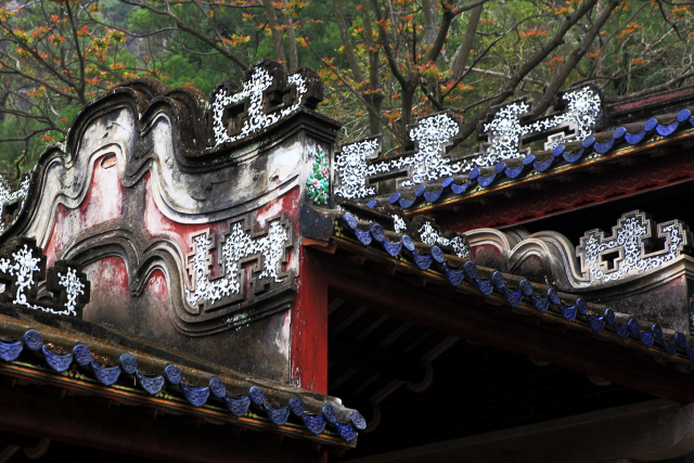 ▲韩文公祠使用白色嵌瓷及梅兰竹菊,象征韩愈的品格 ▲韩文公祠使用白色嵌瓷及梅兰竹菊,象征韩愈的品格