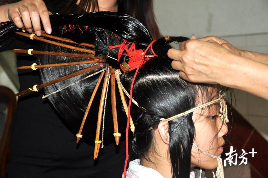 梳“大鳖尾”过程需要多人合作,图为初步成型的“大鳖尾”发型。(胡金辉 摄) 梳“大鳖尾”过程需要多人合作,图为初步成型的“大鳖尾”发型。(胡金辉 摄)