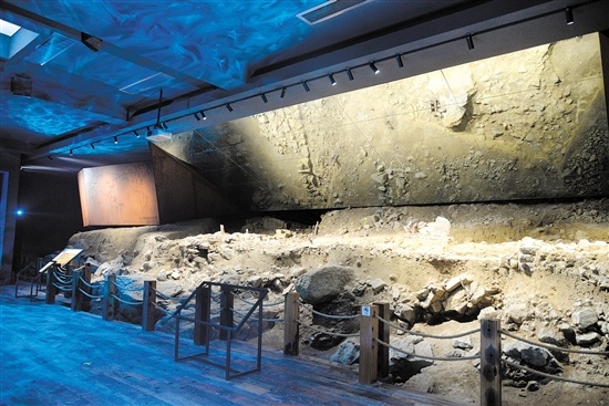 大洲湾遗址保护棚内部。 