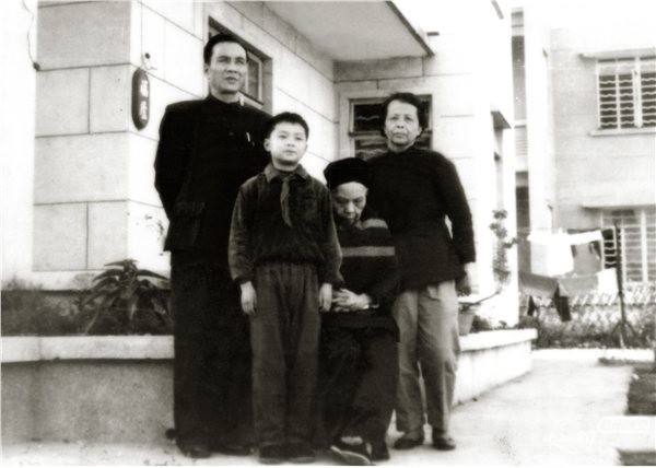 张棣昌（左一）与母亲、儿子的合影。资料图片