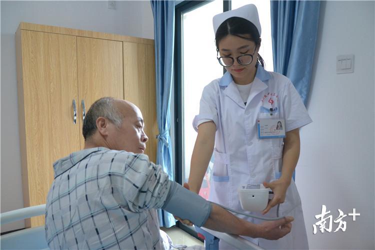 护士正为医养结合科的老人测量血压杨溢子摄
