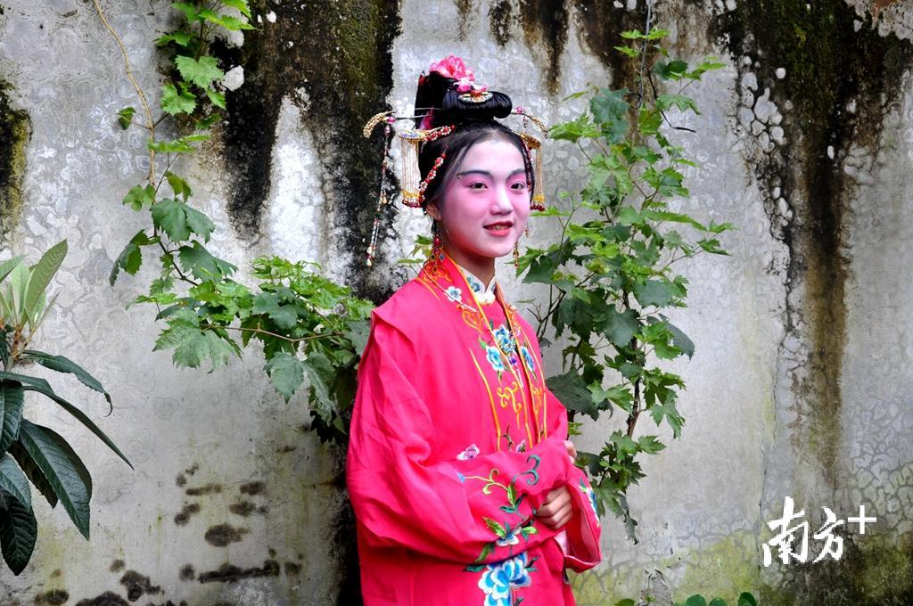 穿上古装后,"大鳖尾"发型显得更加有可观性.(胡金辉 摄)